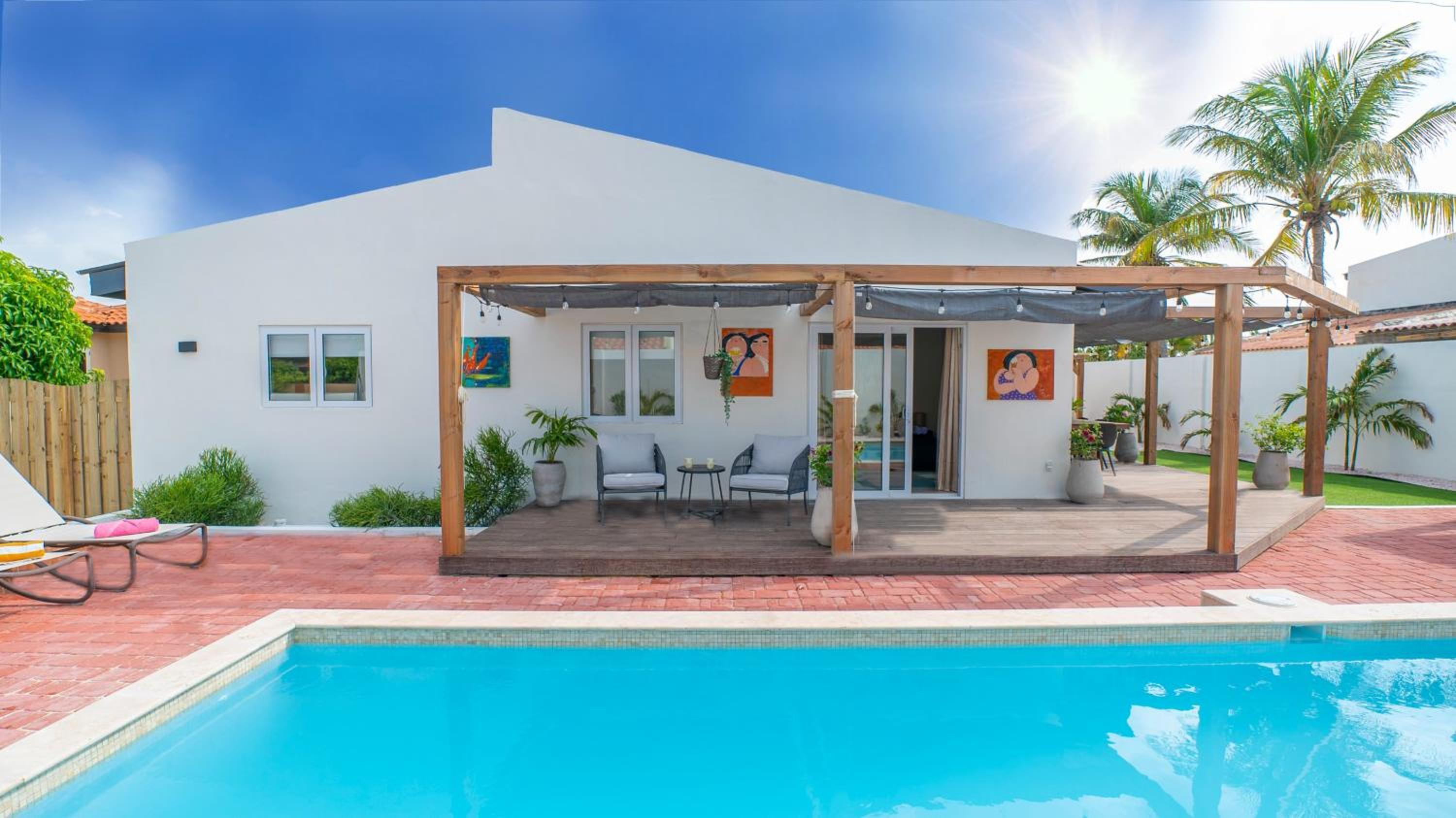Sunny Eagle Beach Villa - 3 min. from beach