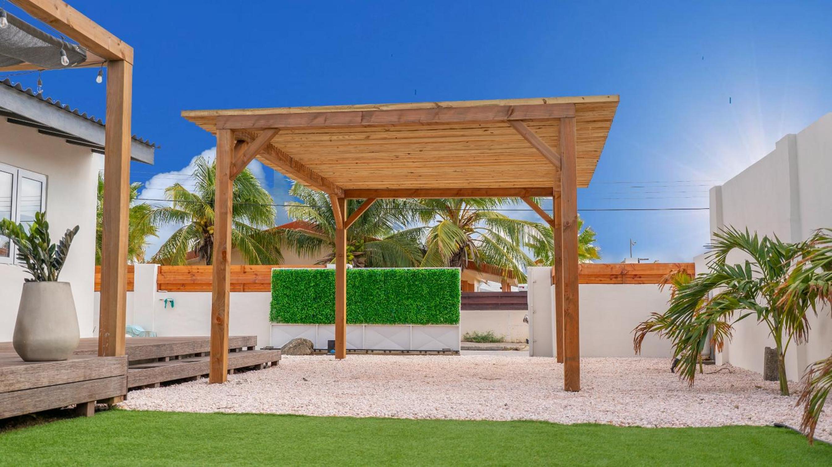 Sunny Eagle Beach Villa - 3 min. from beach
