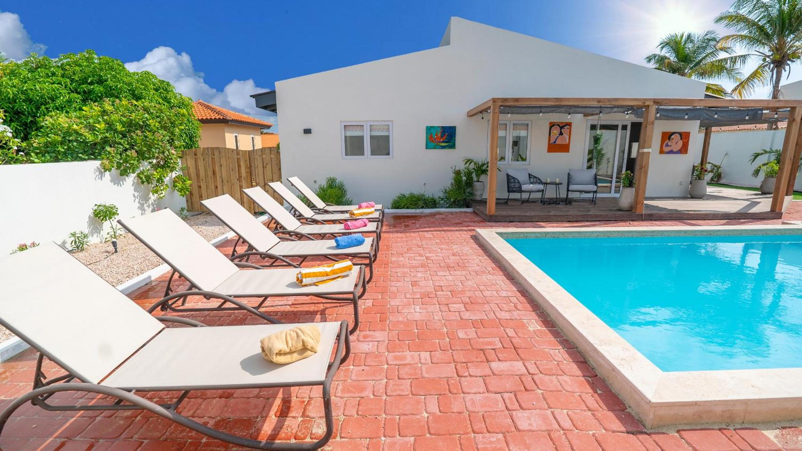 Sunny Eagle Beach Villa - 3 min. from beach