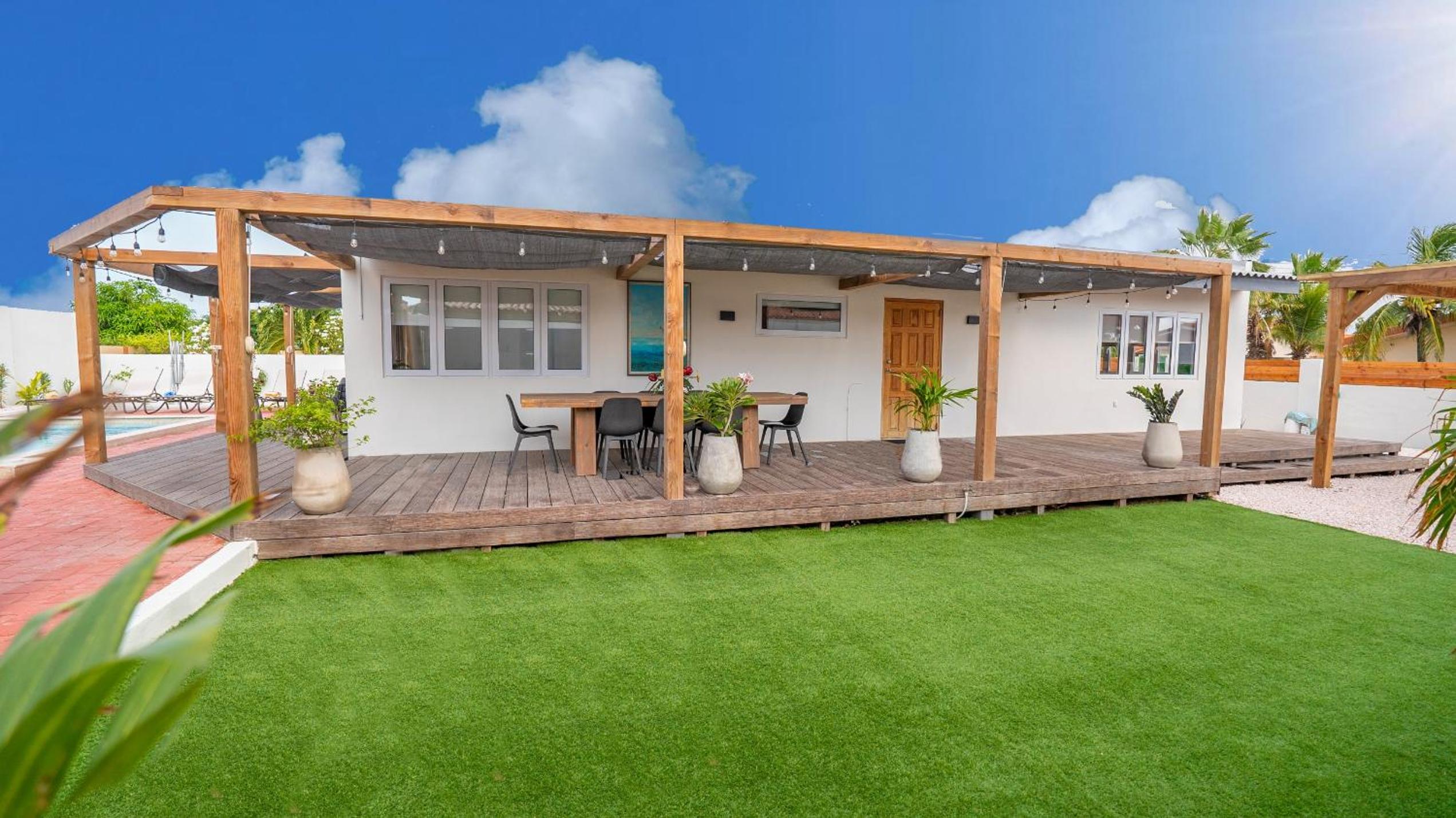 Sunny Eagle Beach Villa - 3 min. from beach