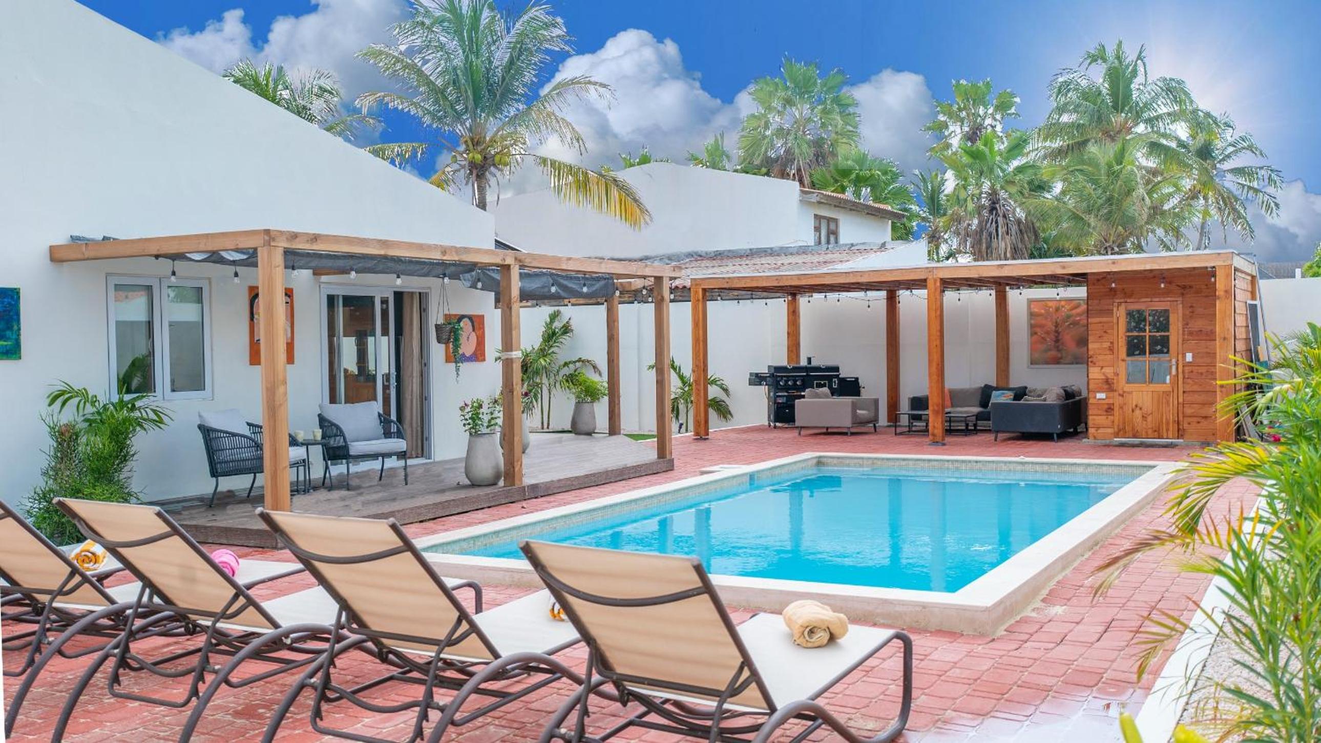 Sunny Eagle Beach Villa - 3 min. from beach