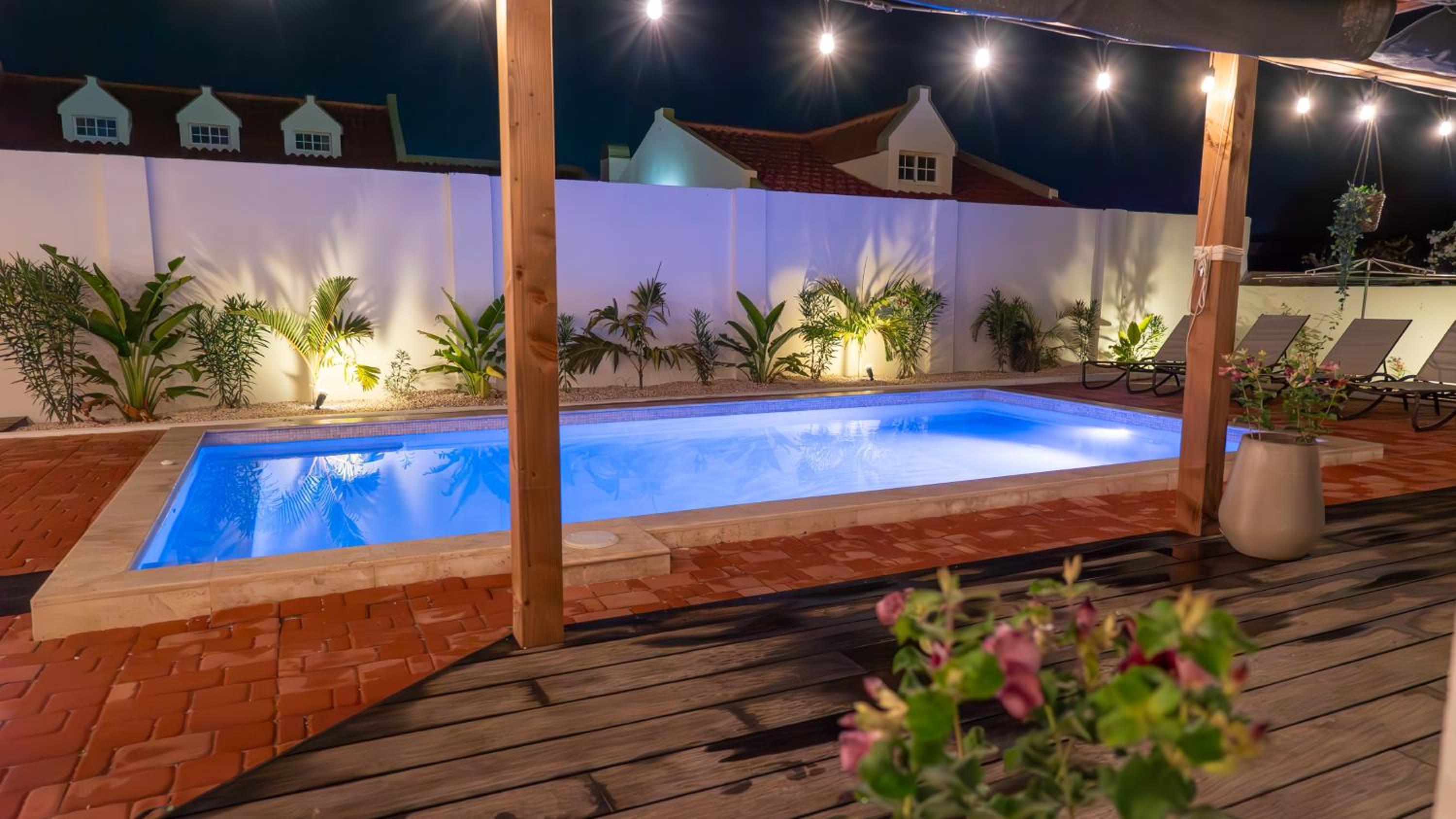 Sunny Eagle Beach Villa - 3 min. from beach