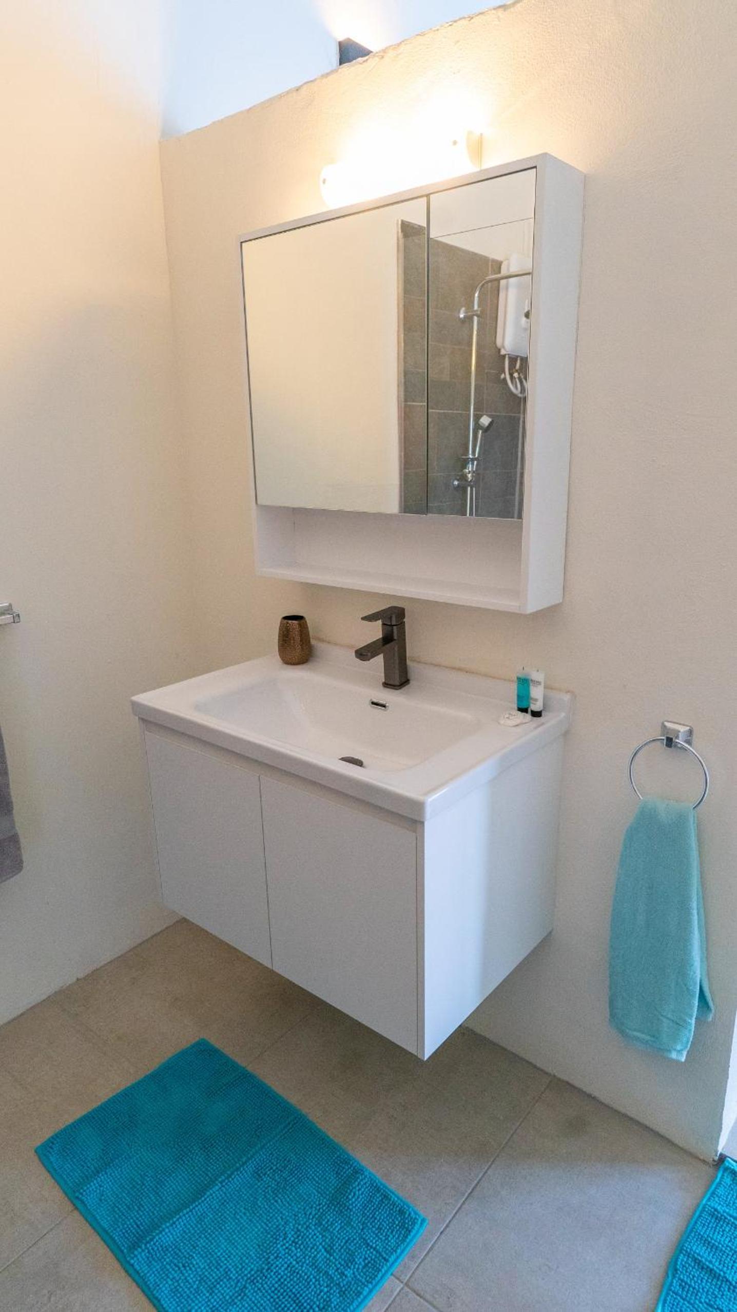 Sunny Eagle Beach Villa - 3 min. from beach