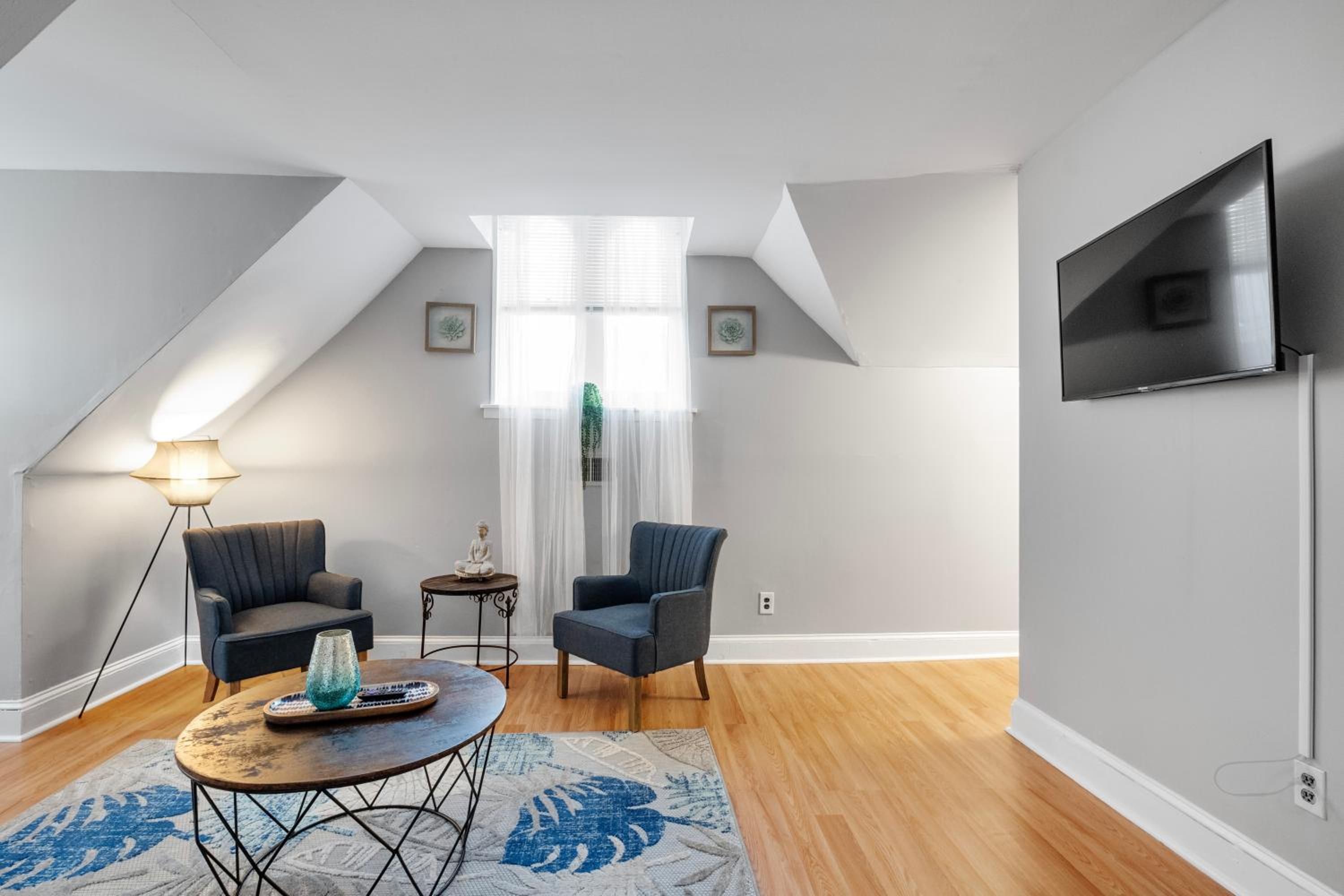 Beautiful 2bdrm Large Flat Univ City view 5