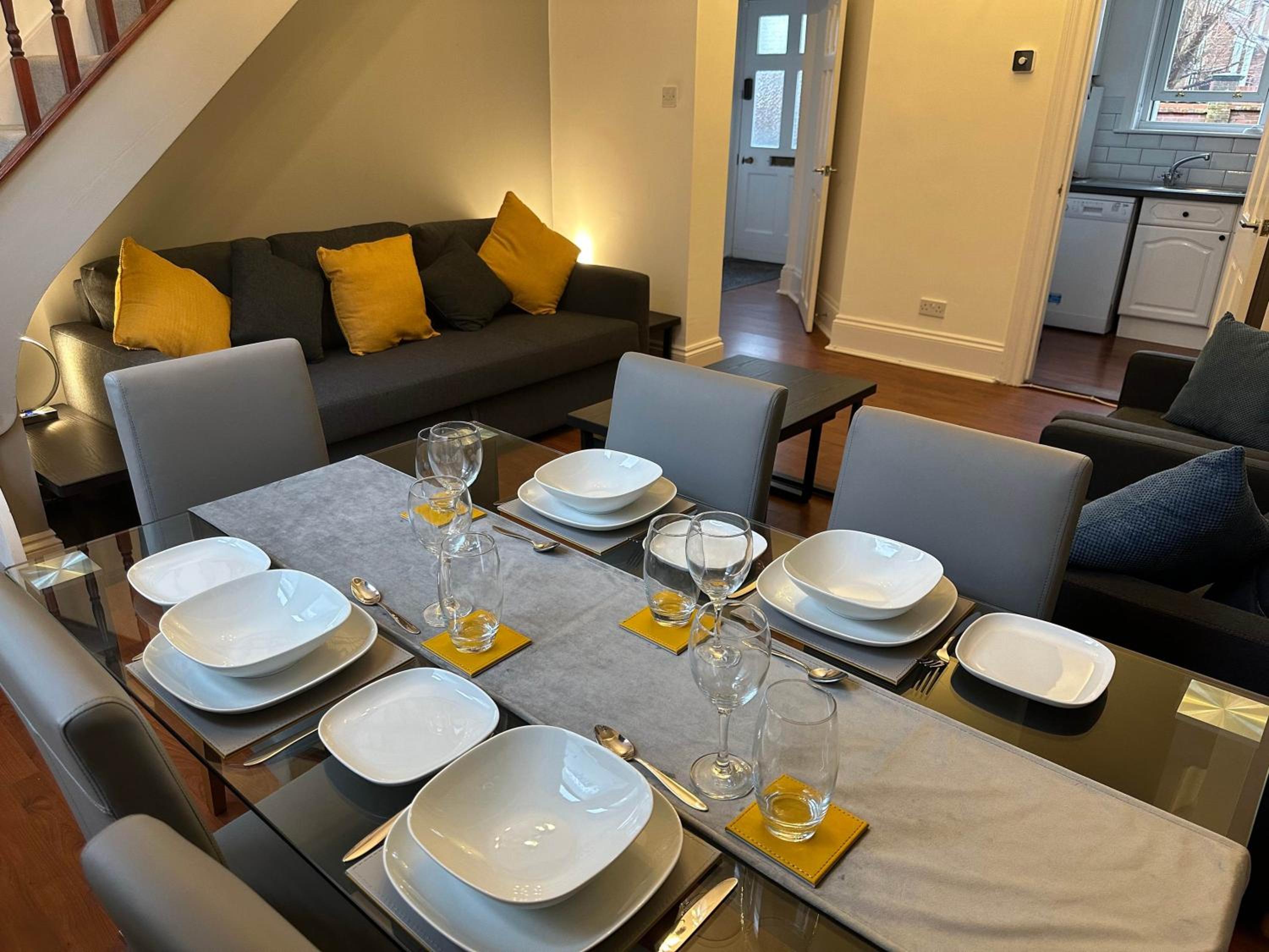 Hyde Brewery House - 2 bedroom house with parking