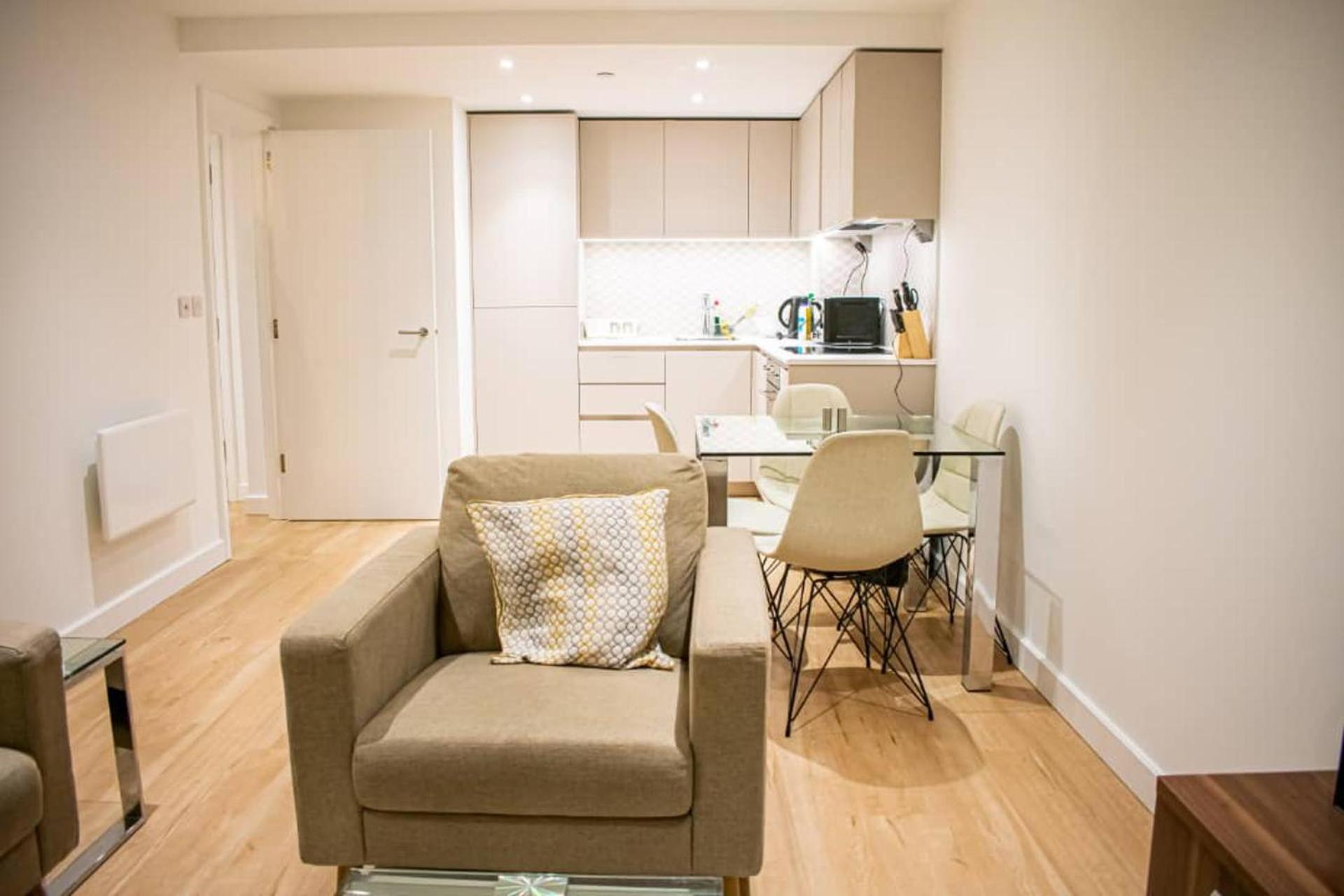 London - Apartment - Sleeps 2 - Garden - Pool view 4