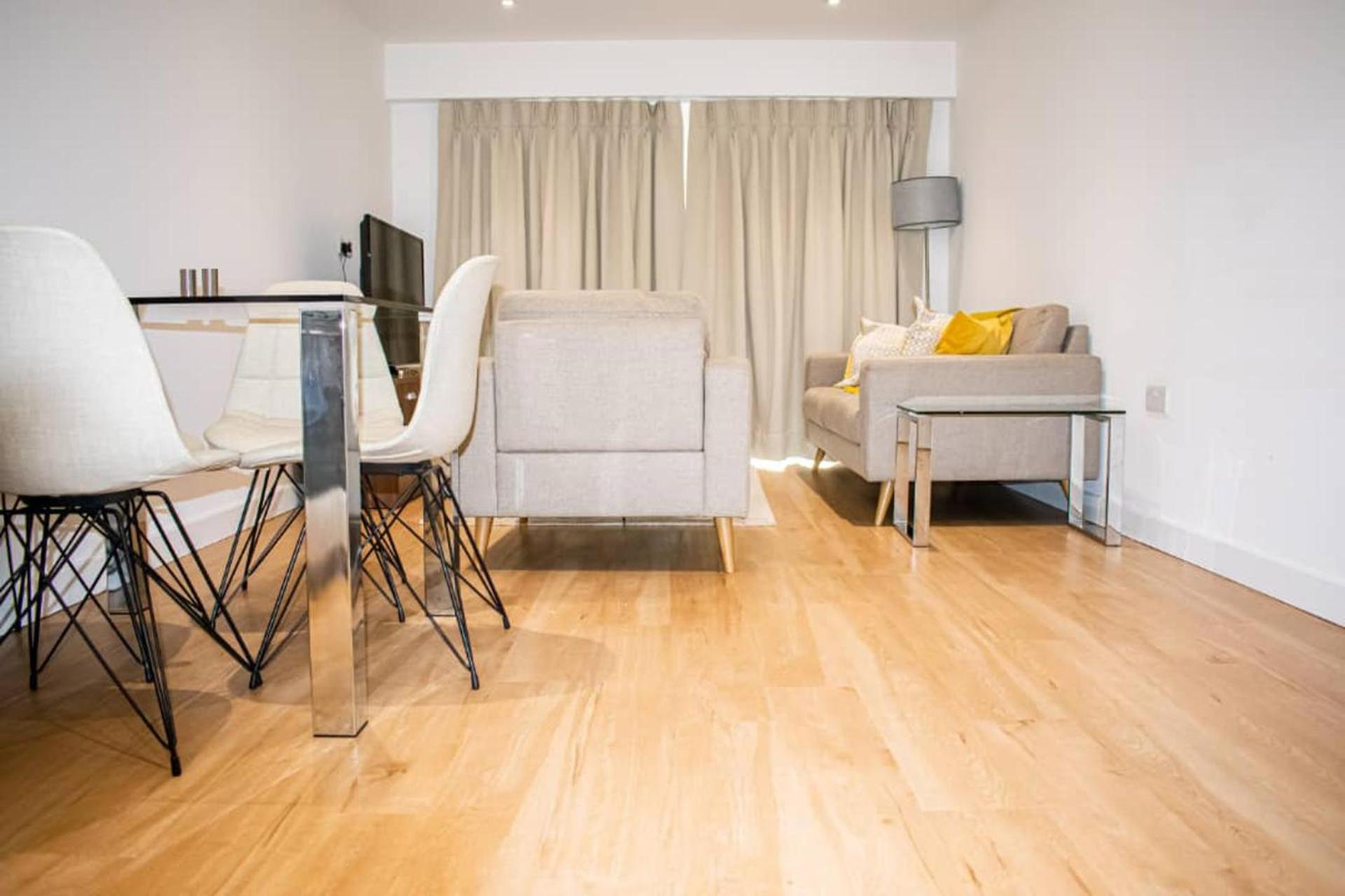 London - Apartment - Sleeps 2 - Garden - Pool view 3