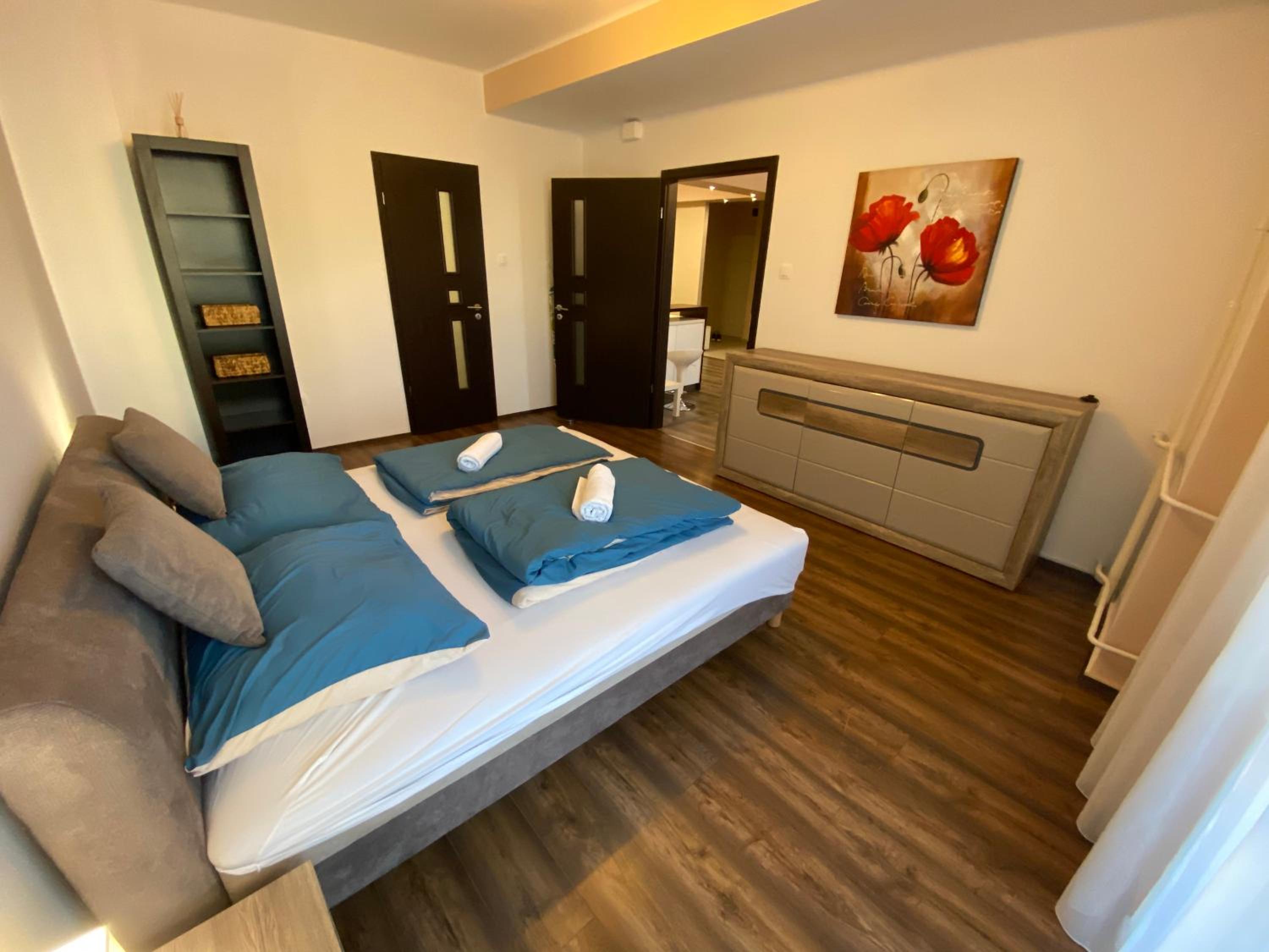 Queen Elizabeth Apartment view 4