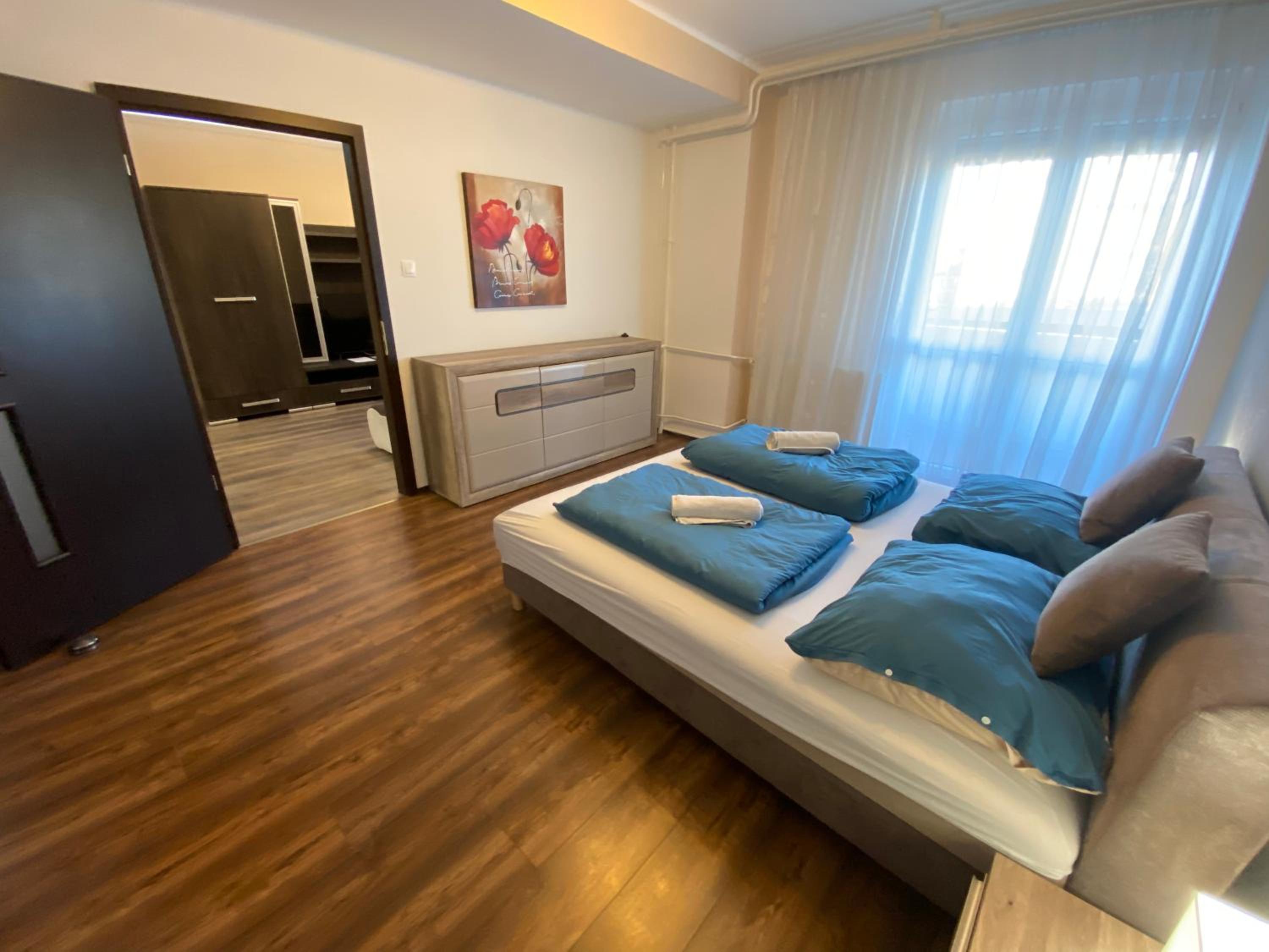 Queen Elizabeth Apartment view 3