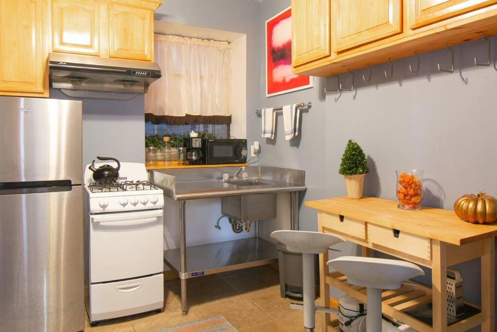 2 Bedroom Apt with 3 Beds - Friends & Family