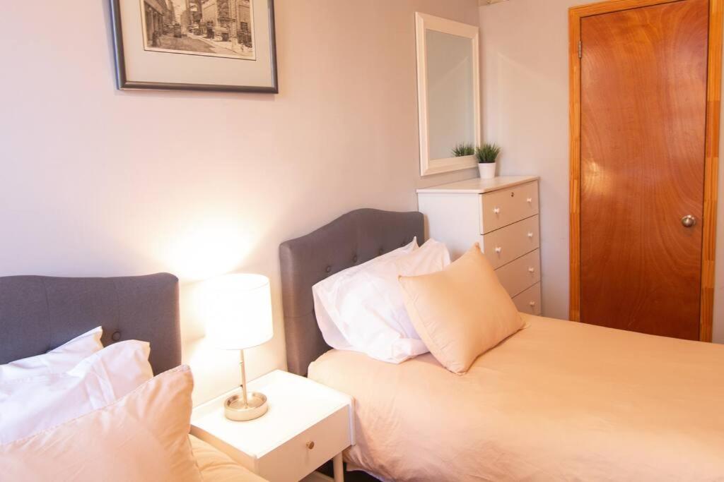 2 Bedroom Apt with 3 Beds - Friends & Family