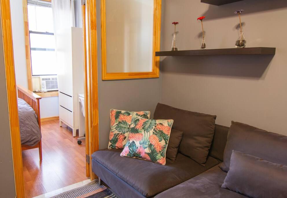 2 Bedroom Apt with 3 Beds - Friends & Family