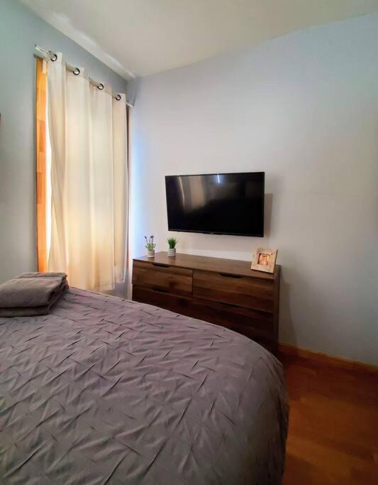 2 Bedroom Apt with 3 Beds - Friends & Family