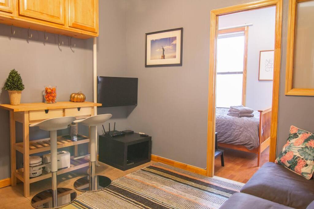 2 Bedroom Apt with 3 Beds - Friends & Family
