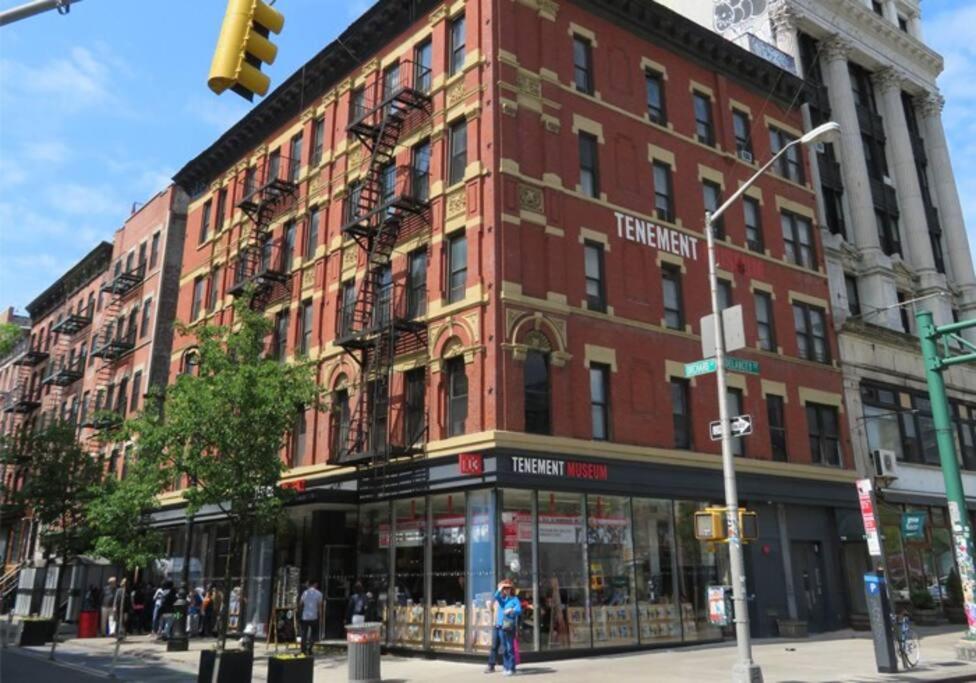 2 Bedroom Apt with 3 Beds - Friends & Family