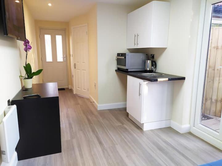 The Beech Flat - Self contained one bedroom flat with parking view 2