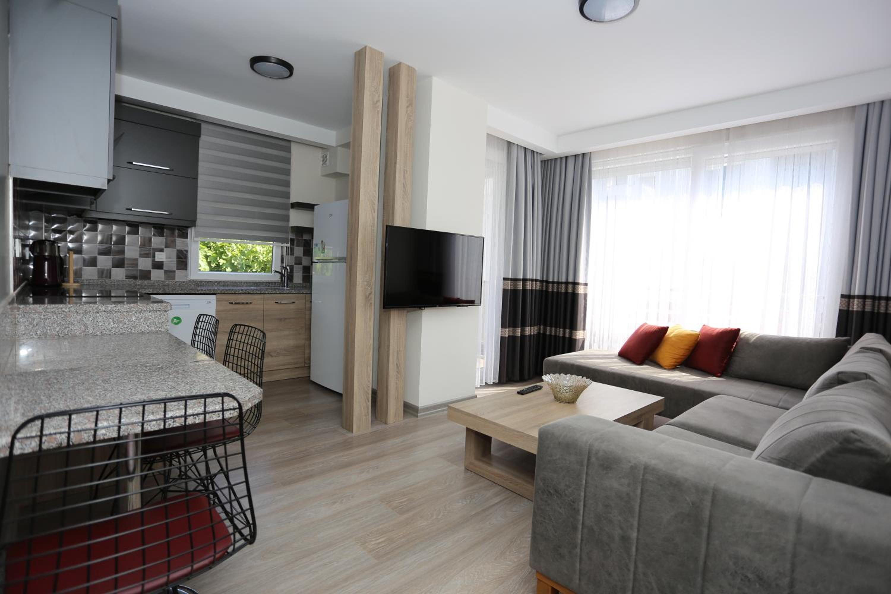 Elanis Suites - Image 14