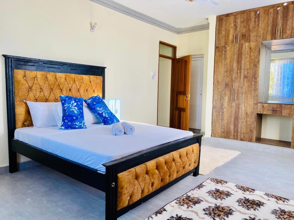 Mine is a BnB house, with 3 bedrooms. One master bedroom. It's I Pavilion Suites apartment, Block 1House N. view 3