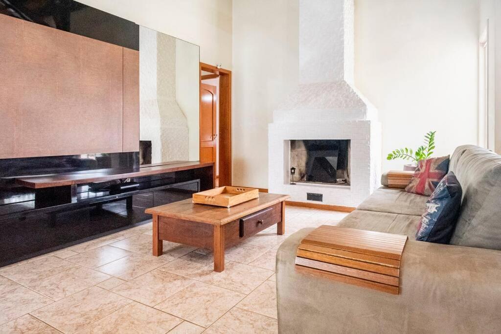 Linda casa, ampla, com piscina, muito confortável.
