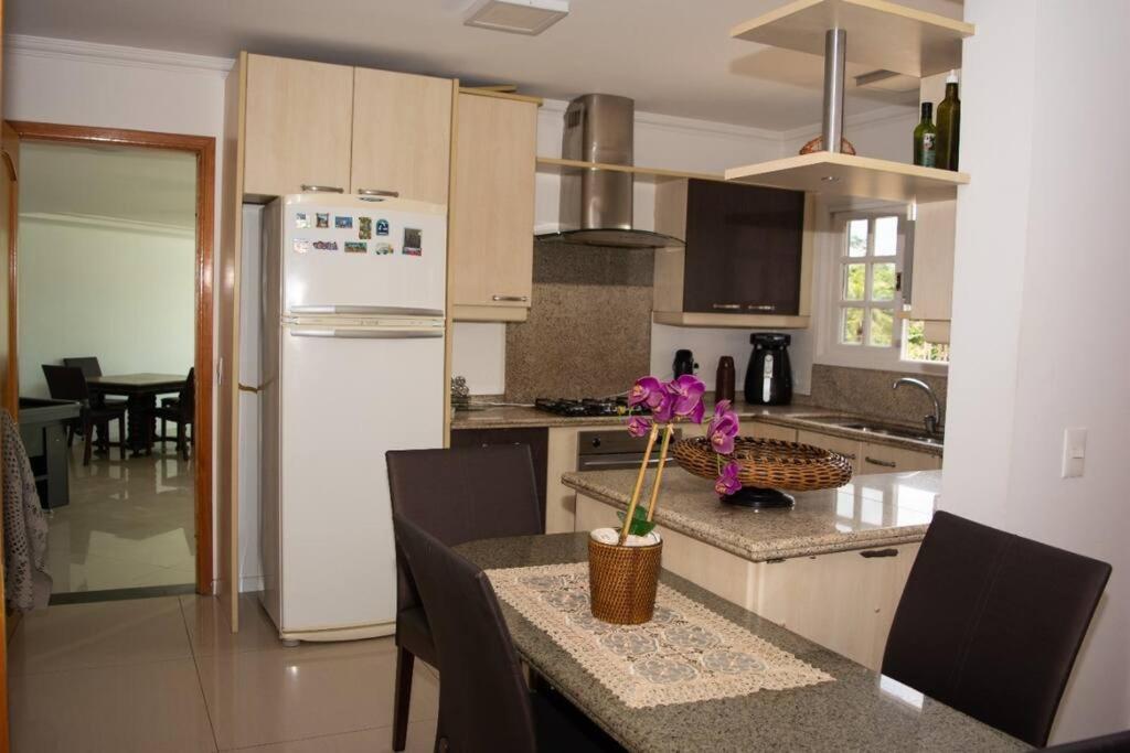 Linda casa, ampla, com piscina, muito confortável.