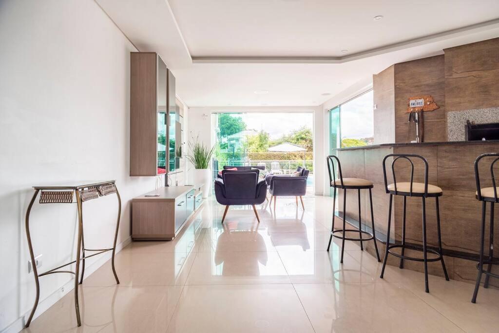 Linda casa, ampla, com piscina, muito confortável.