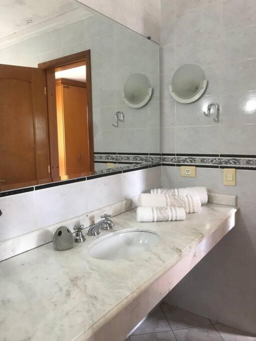 Linda casa, ampla, com piscina, muito confortável.
