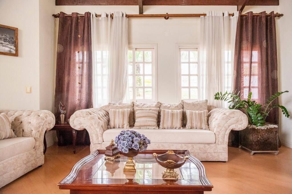 Linda casa, ampla, com piscina, muito confortável.