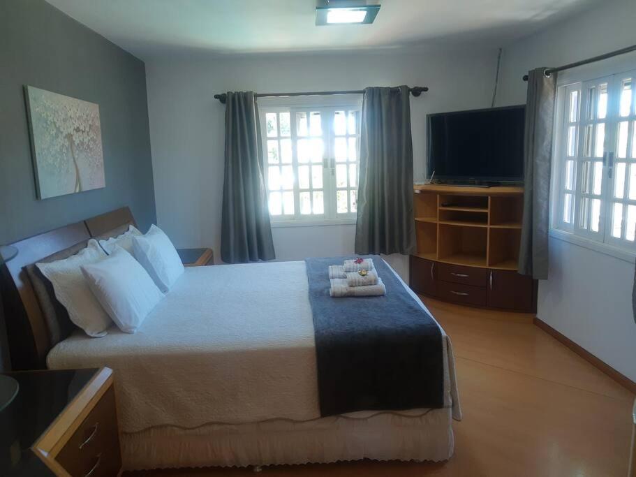Linda casa, ampla, com piscina, muito confortável.