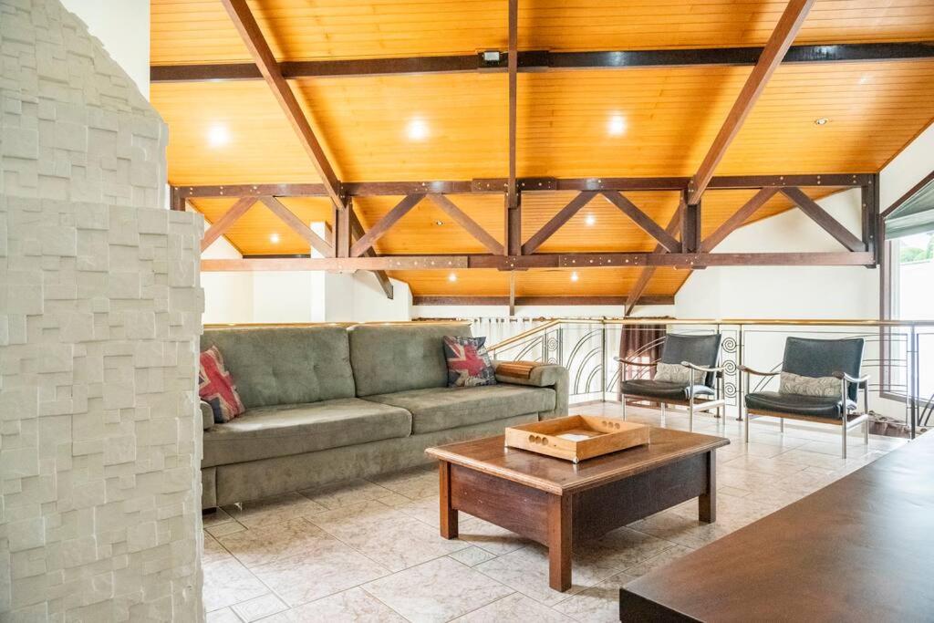 Linda casa, ampla, com piscina, muito confortável.