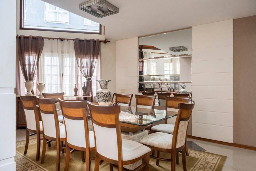 Linda casa, ampla, com piscina, muito confortável.