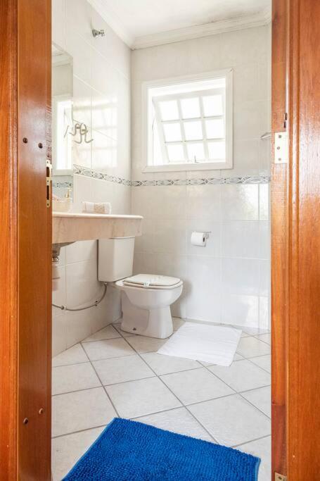 Linda casa, ampla, com piscina, muito confortável.
