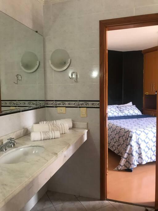 Linda casa, ampla, com piscina, muito confortável.