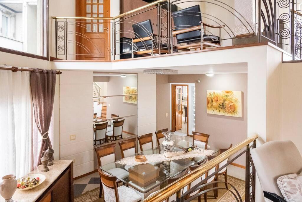 Linda casa, ampla, com piscina, muito confortável.