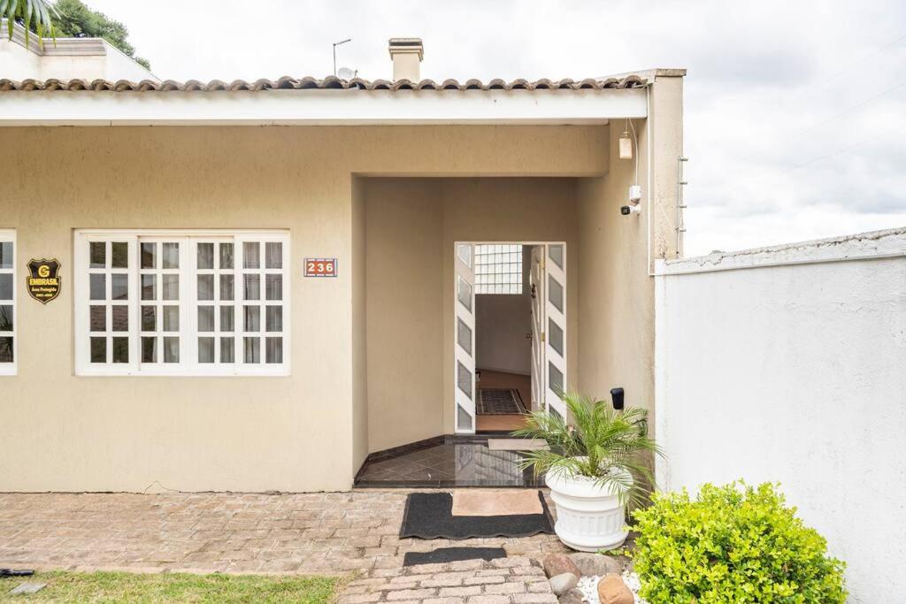 Linda casa, ampla, com piscina, muito confortável.