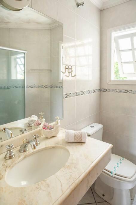 Linda casa, ampla, com piscina, muito confortável.