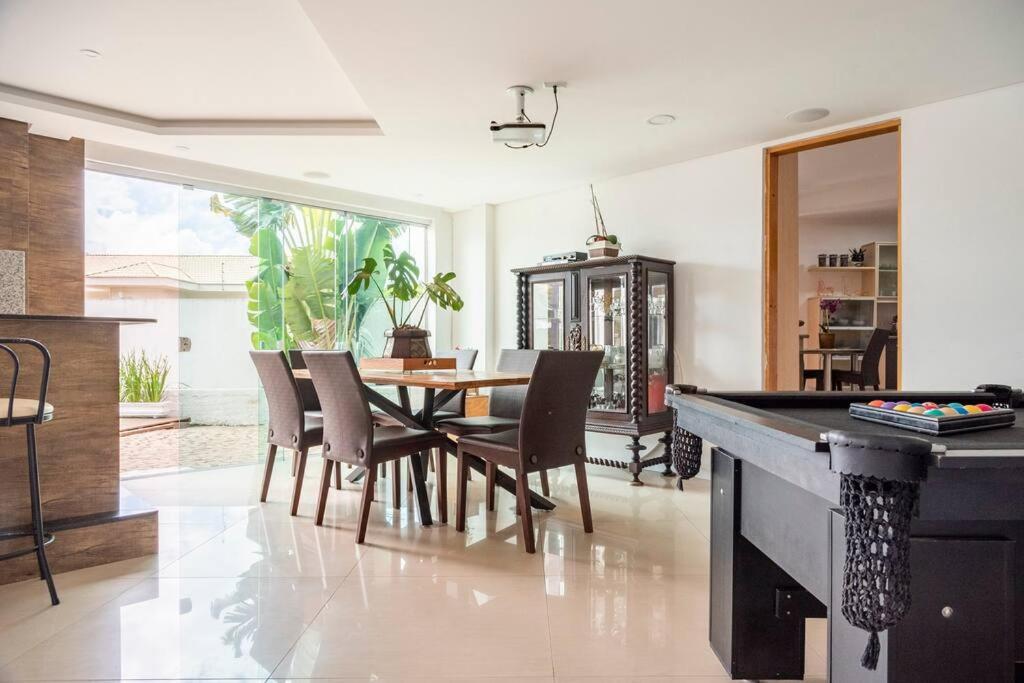 Linda casa, ampla, com piscina, muito confortável.