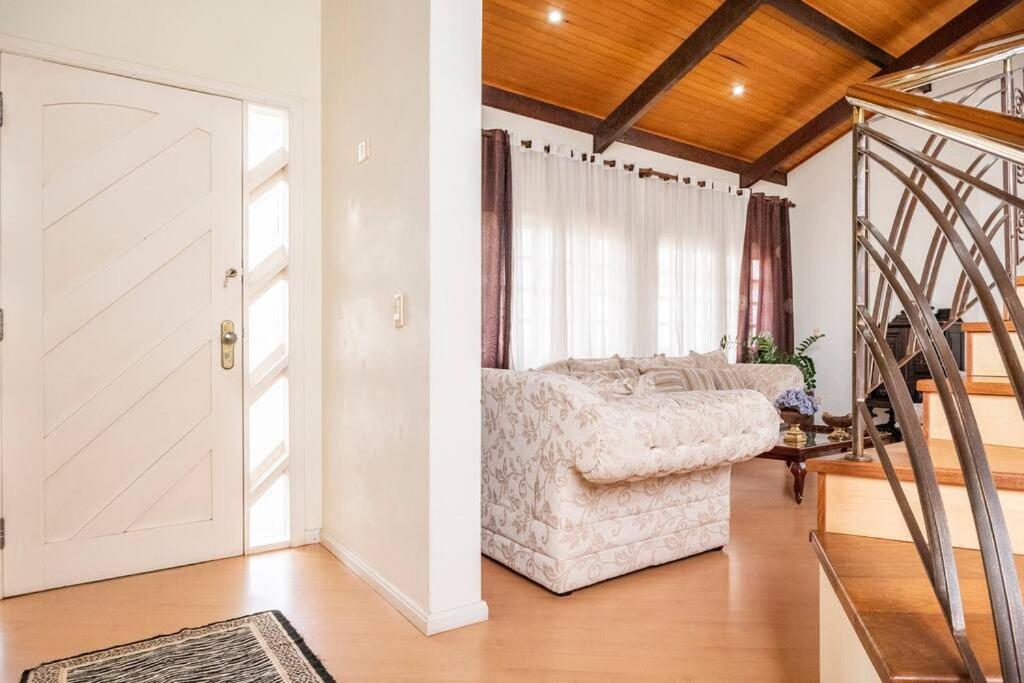 Linda casa, ampla, com piscina, muito confortável.
