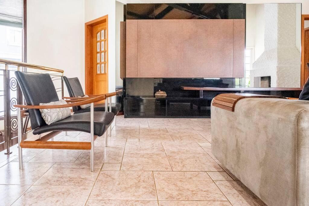 Linda casa, ampla, com piscina, muito confortável.
