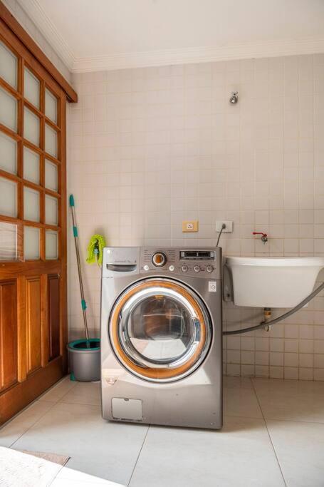 Linda casa, ampla, com piscina, muito confortável.