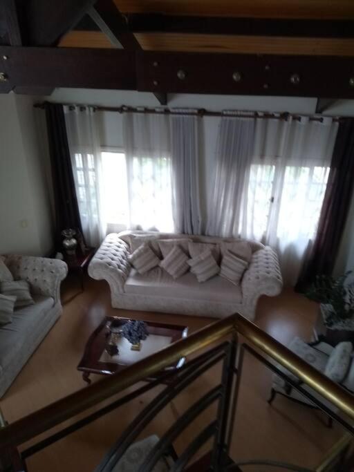 Linda casa, ampla, com piscina, muito confortável.