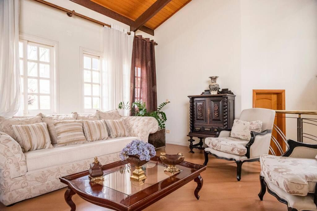 Linda casa, ampla, com piscina, muito confortável.