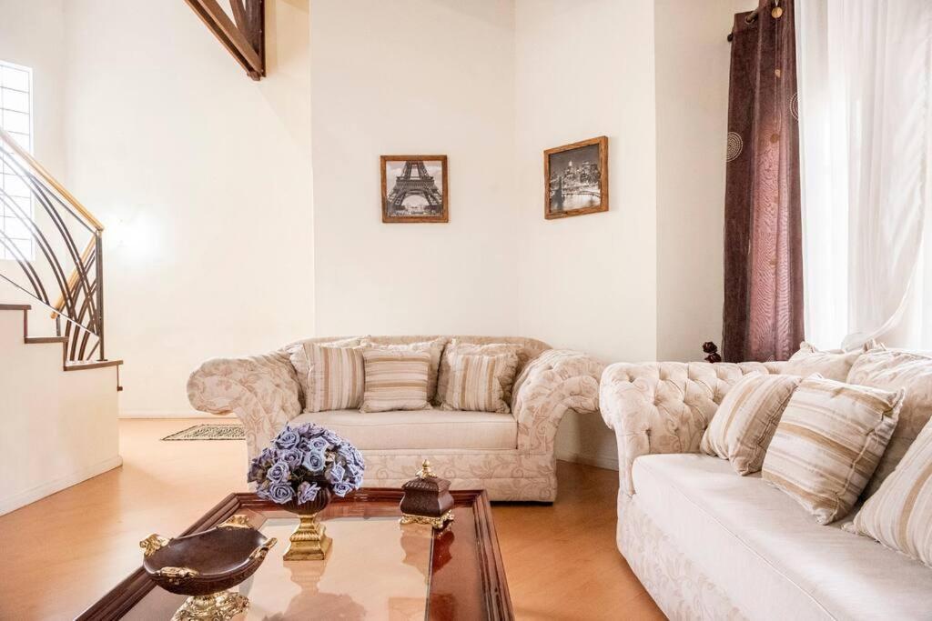 Linda casa, ampla, com piscina, muito confortável.