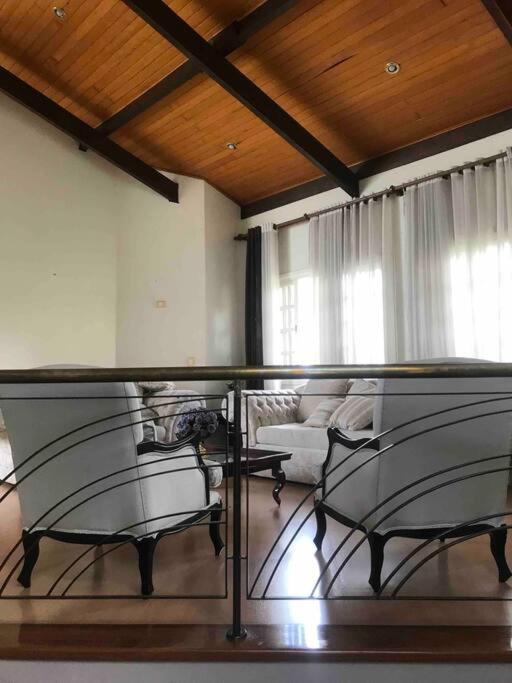 Linda casa, ampla, com piscina, muito confortável.