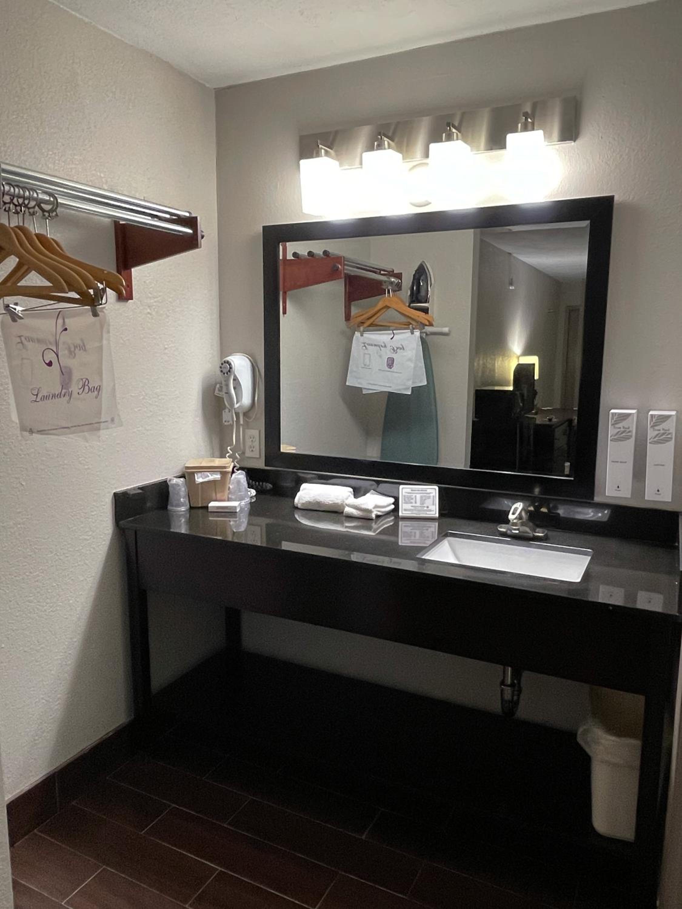 Childress Vacations - Red Roof Inn Childress - Property Image 11