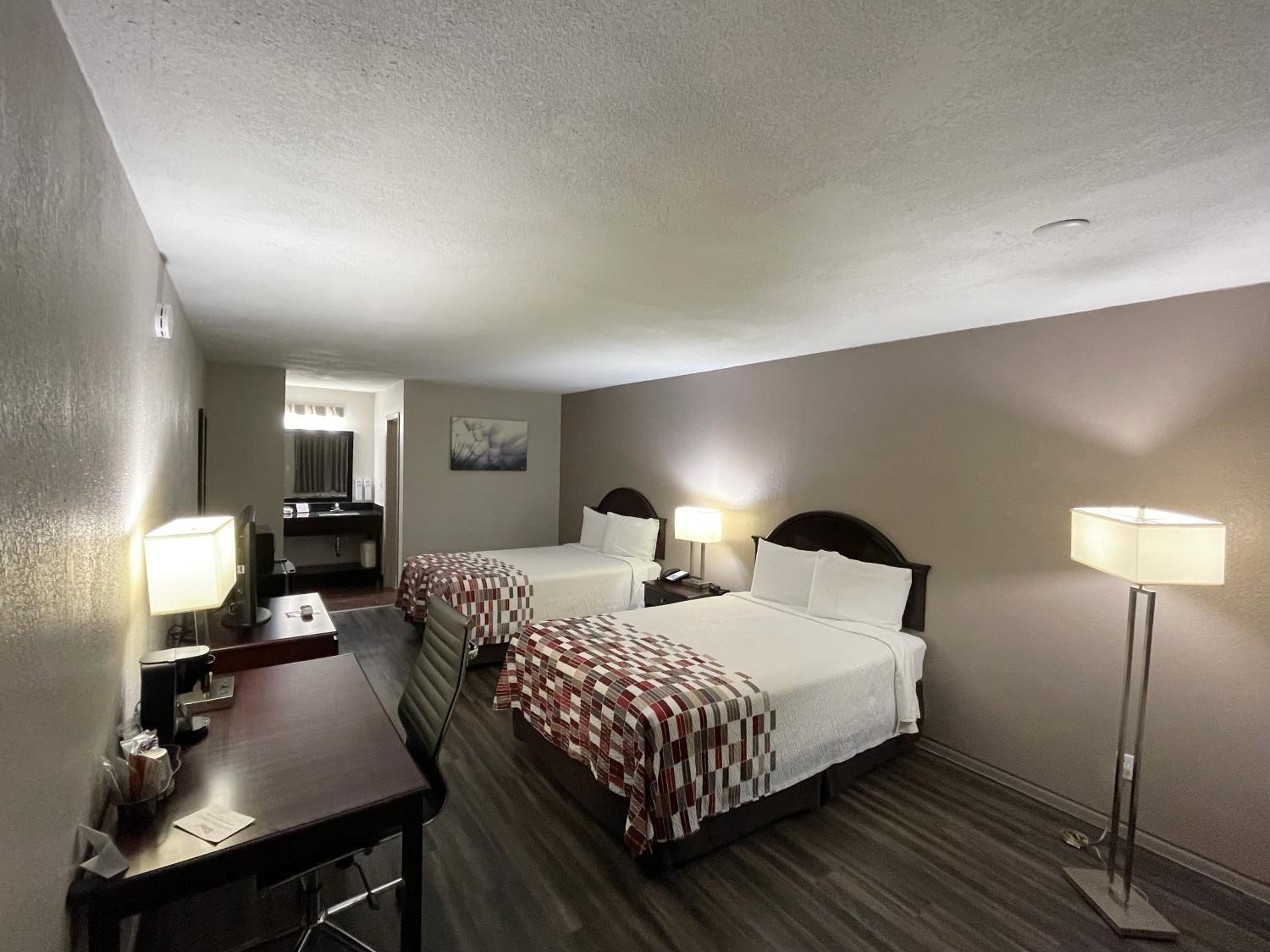 Childress Vacations - Red Roof Inn Childress - Property Image 2