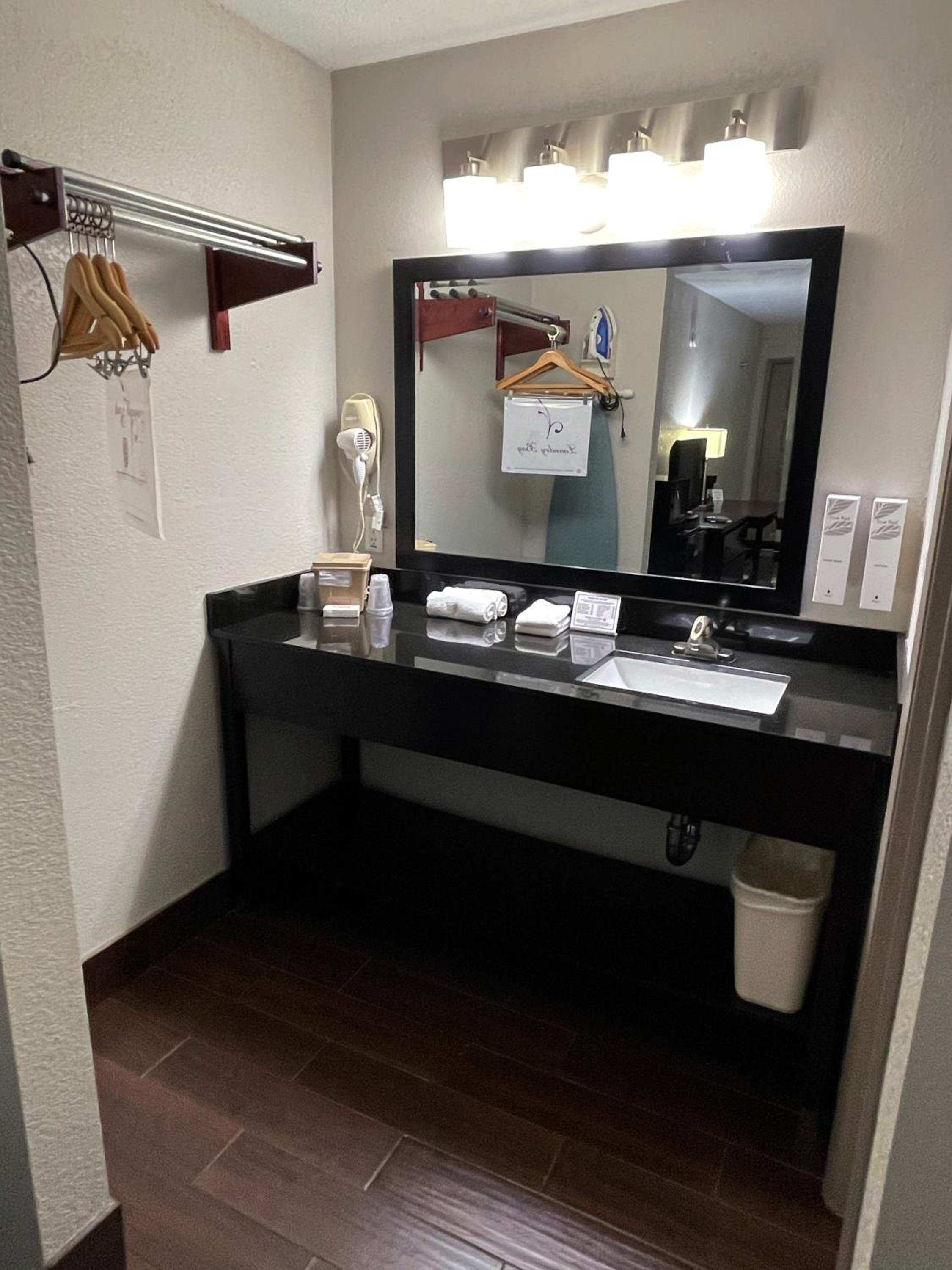 Childress Vacations - Red Roof Inn Childress - Property Image 4