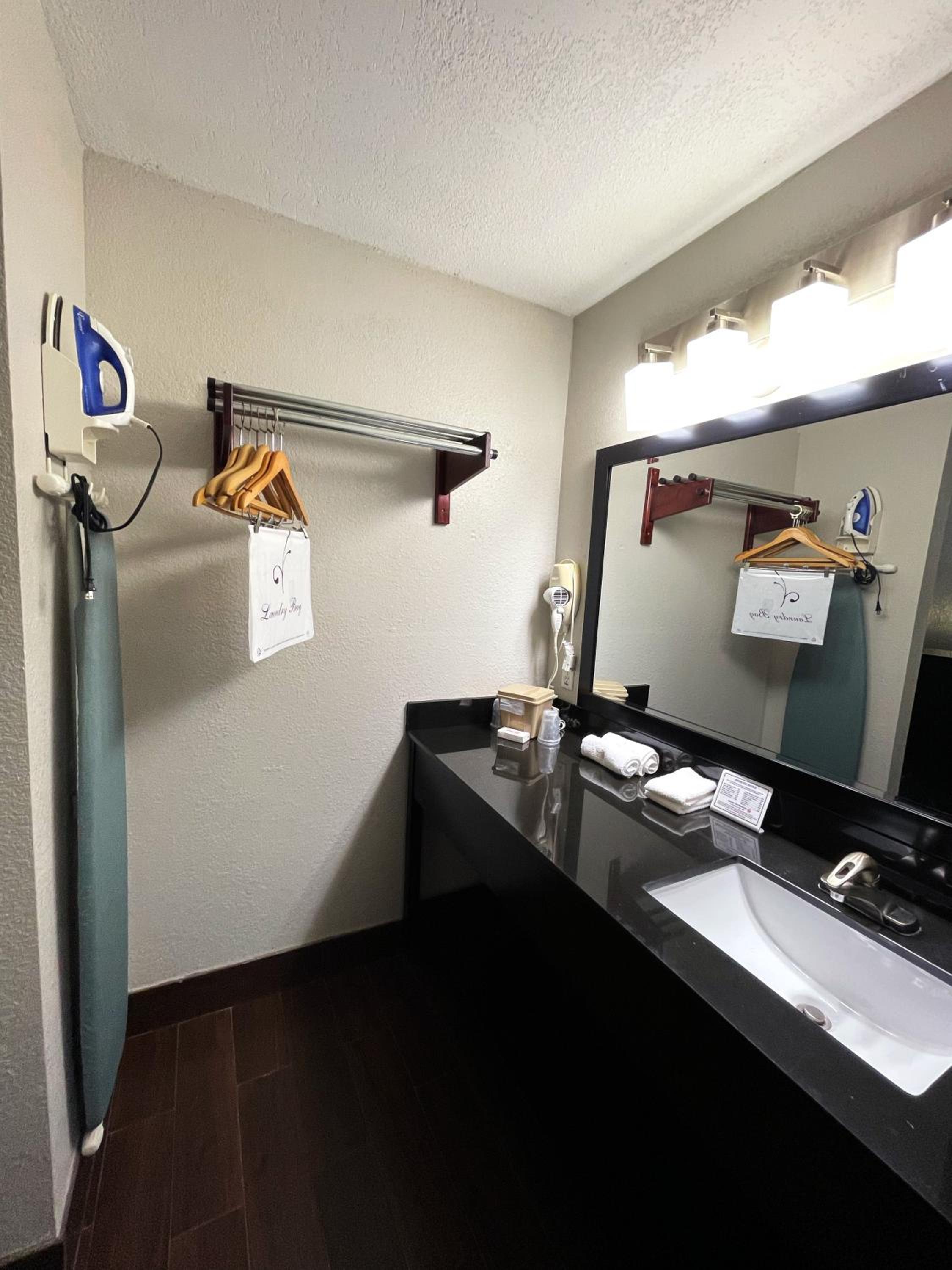 Childress Vacations - Red Roof Inn Childress - Property Image 32