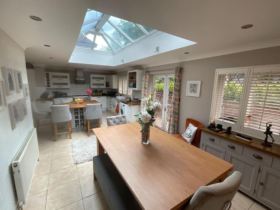 Beautiful house with hot tub, gym and pool table close to Harry Potter World view 3