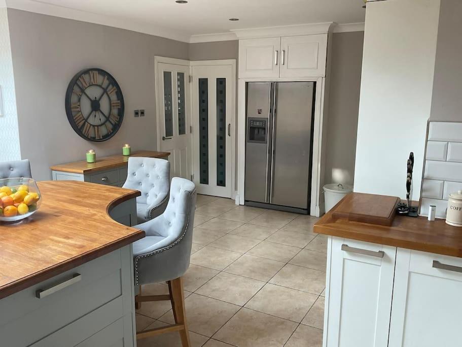 Beautiful house with hot tub, gym and pool table close to Harry Potter World view 2