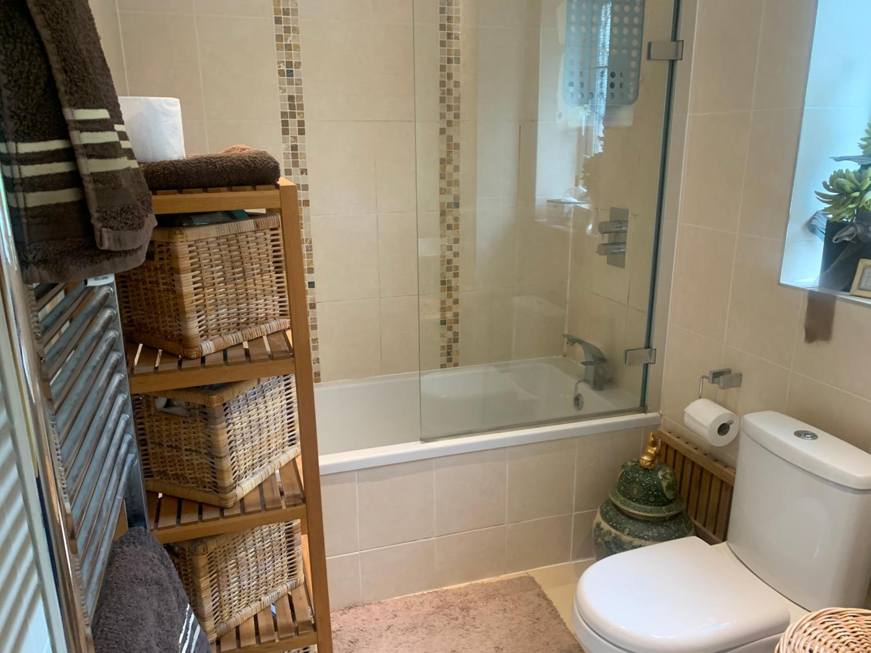 Beautiful house with hot tub, gym and pool table close to Harry Potter World view 5